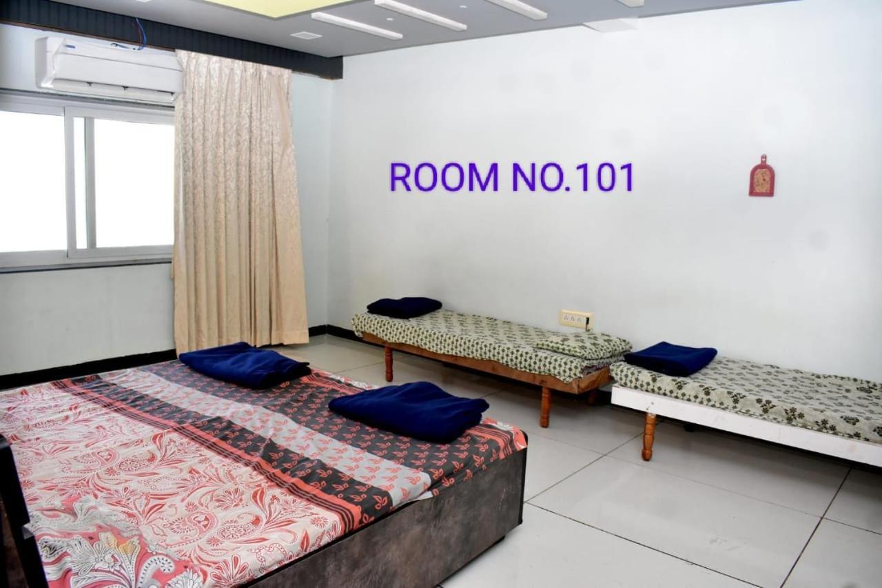 Dwarka Home Stay Esterno foto